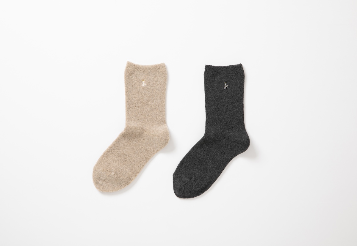 花鹿のくつした　左：「ベージュ」右：「墨」各1650円