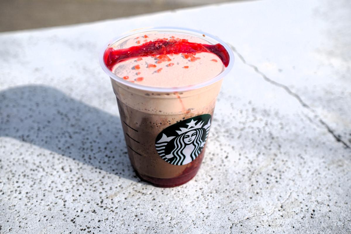 「カカオ & ストロベリー ムース フラペチーノ&reg;」717円（持ち帰り）、730円（店内利用）、「カカオ ムース ラテ」Short 599円 / Tall 638円 / Grande 682円 / Venti&reg; 726円（持ち帰り）、Short 610円 / Tall 650円 / Grande 695円 / Venti&reg; 740円（店内利用） 「カカオ & ストロベリー ムース フラペチーノ&reg;」717円（持ち帰り）、730円（店内利用）