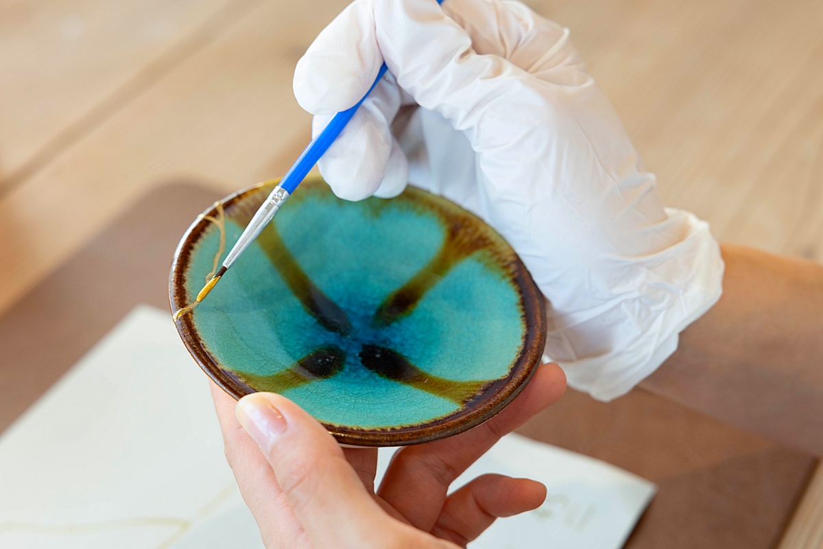 金の線は、細い筆を使用して細く美しく仕上げるのがコツ