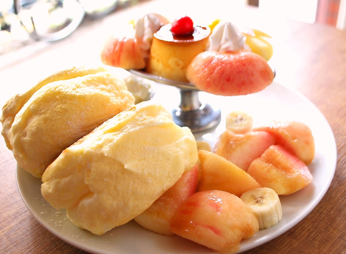 「夏季限定・桃のプリンアラモードパンケーキ」2460円