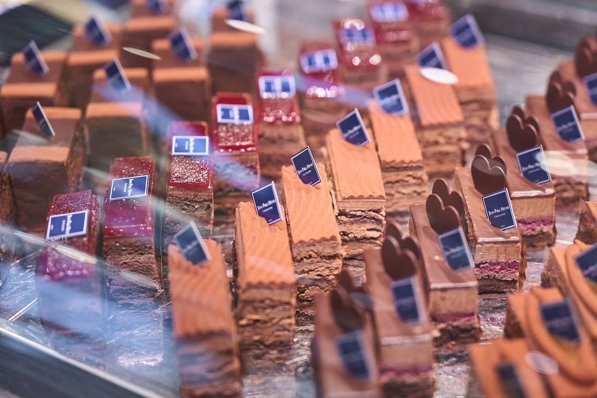 生ものであるガトー（ケーキ）はフランスのレシピに忠実に国内製造されている