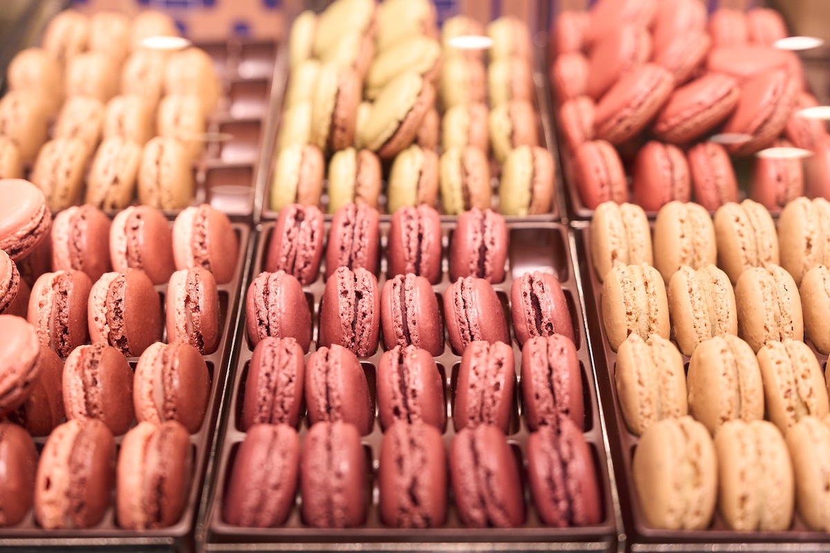 マカロンも人気。「アメール」（ビターチョコ）、「キャラメルイン」（キャラメル）、「ヴァニーユイン」（バニラ）は定番のおすすめフレーバー。各398円