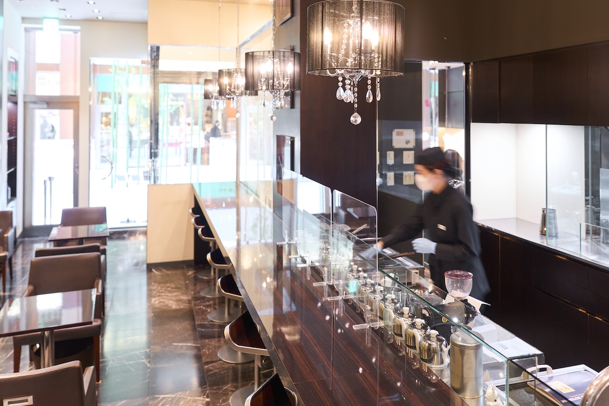 作り立てスイーツはカウンター越しの店内キッチンで作られる