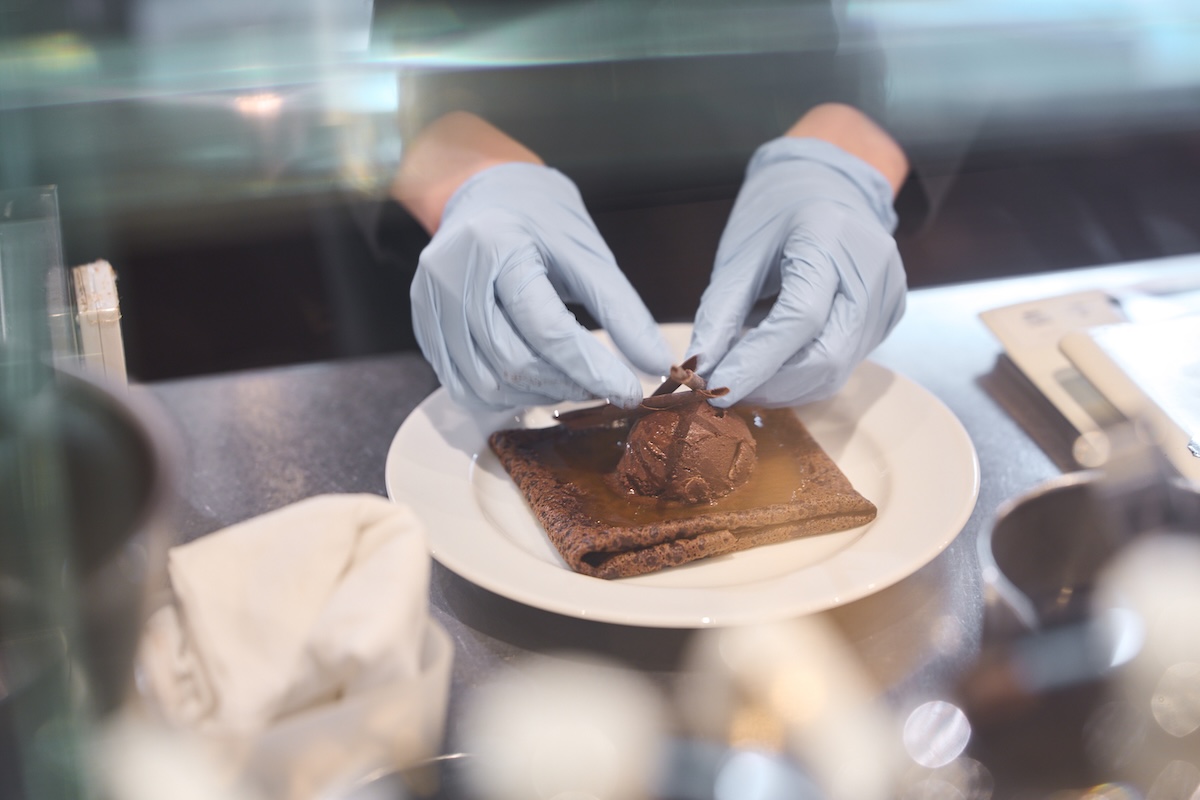 店内キッチンでスイーツを作っているところ