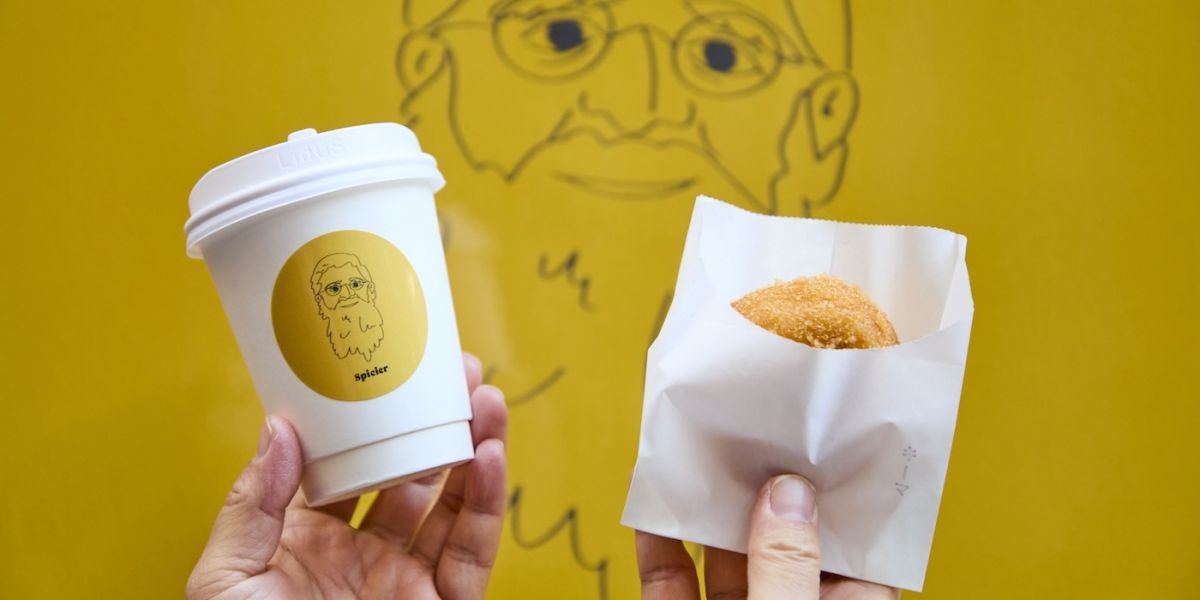 「Spicier」のカレーパンとドリンク