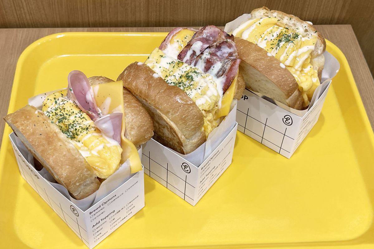 （写真左から）「アメリカンハムチーズ」590円、「ベーコンダブルチーズ」590円、「ミスターエッグサンドイッチ」490円