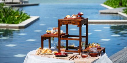 「星のや沖縄」のプールサイドで優雅な時間を過ごす「海風（うみかじ）アフタヌーンティー」