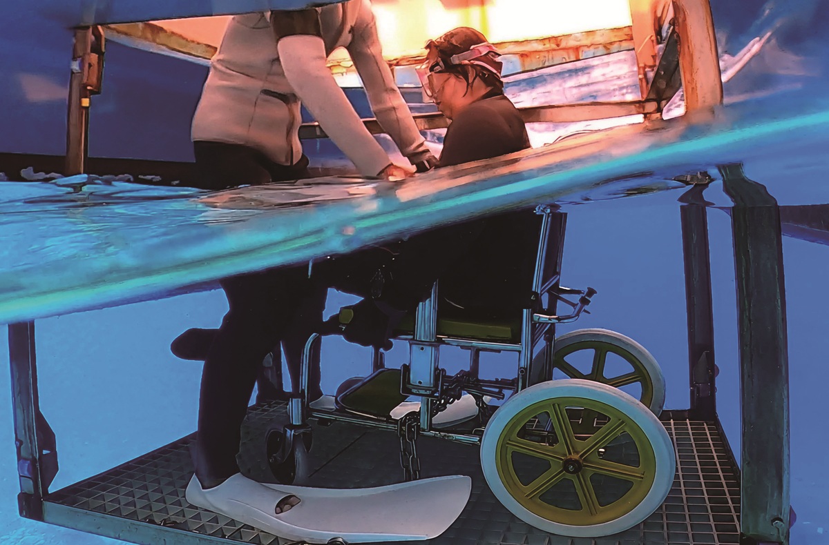 万全のサポート体制で車いすダイビングも可能