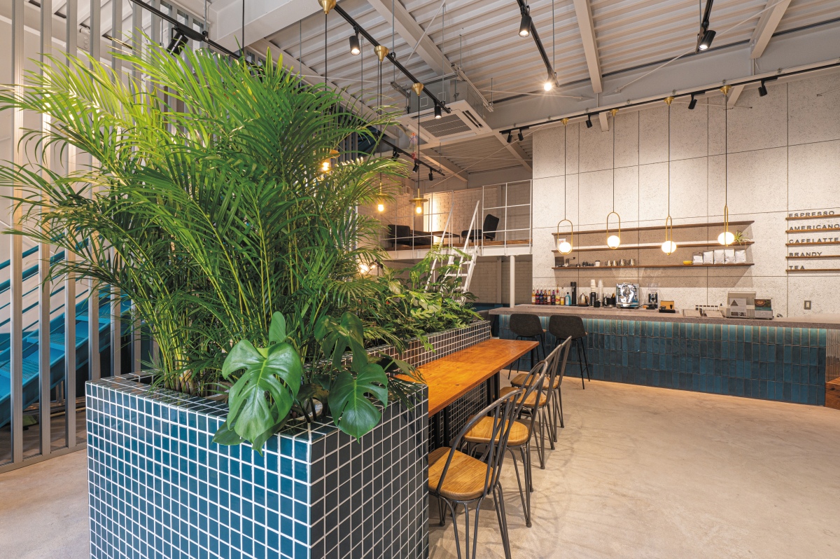 1階にあるカフェラウンジは宿泊者以外の利用も可能