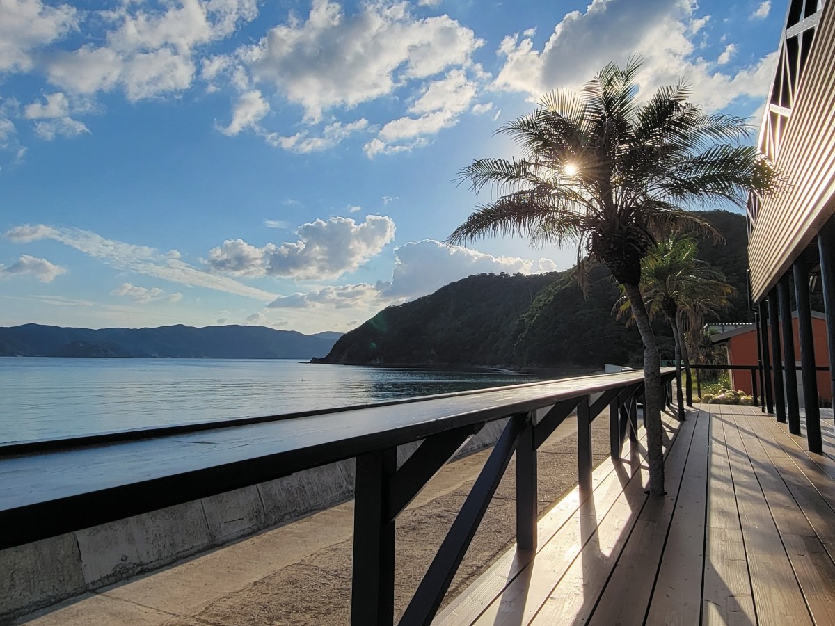 テラス席で波音を聞きながら食事が楽しめるワインバー