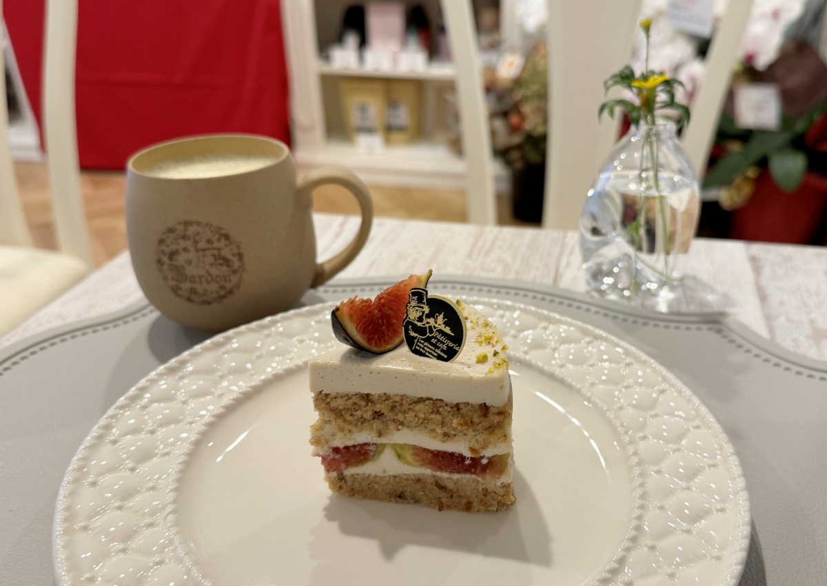 （左から）「自家製アーモンドミルクのターメリックラテ」864円、「季節のRawショートケーキ」720円