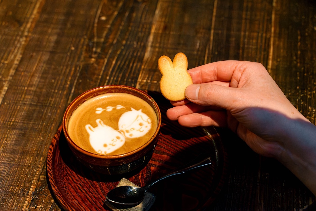 カフェラテに添えられたビスケット