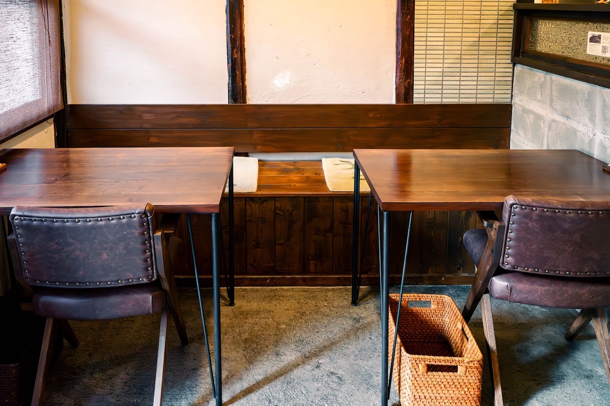 入り口を入ってすぐのテーブル席
