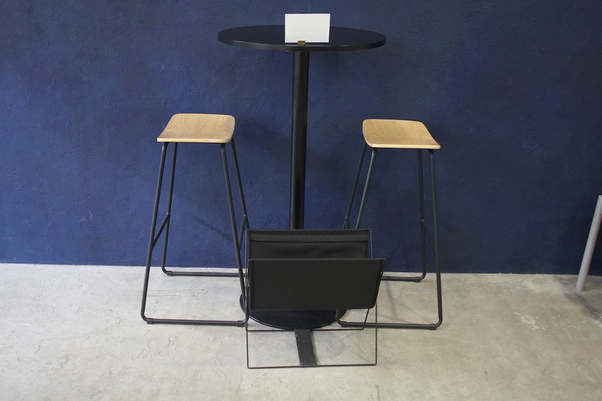 高さのあるスツール席も用意