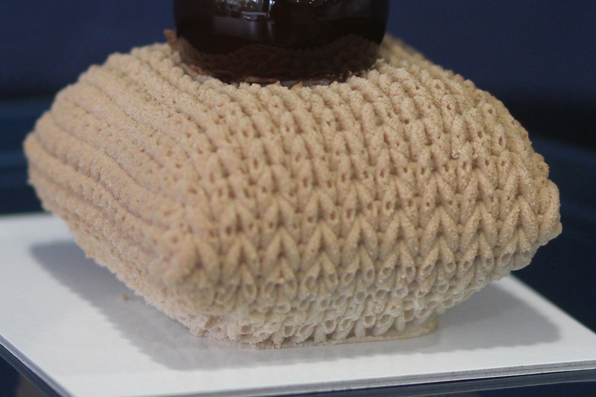 3D CADを用いているのは、大学時代に建築を学んだ小住シェフならではの造形