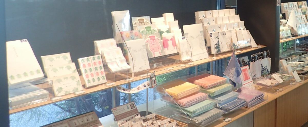 根津美術館ショップ店内1