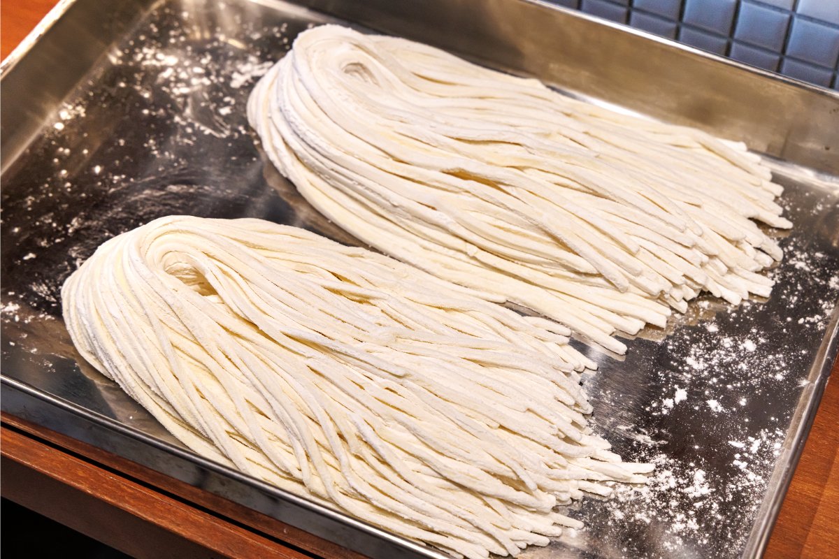 写真上は太麺、下は細麺。取材時は特別に2種類を用意