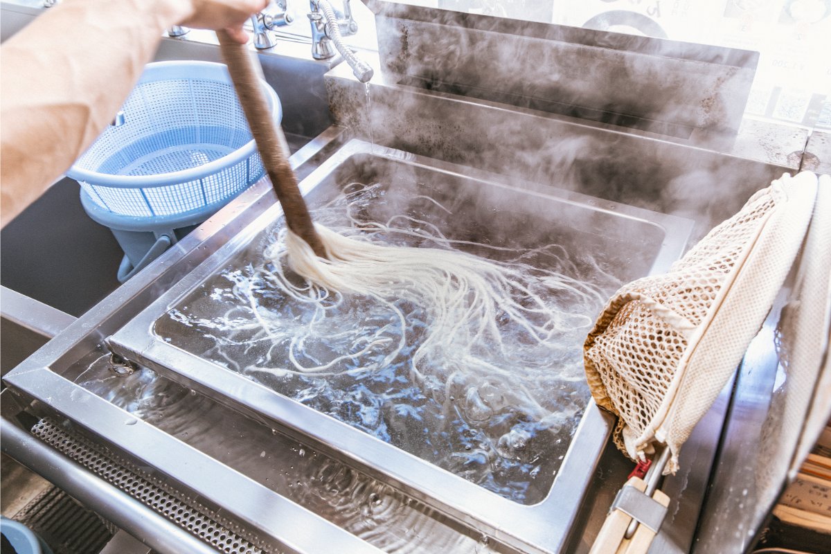 うどんを茹でる様子