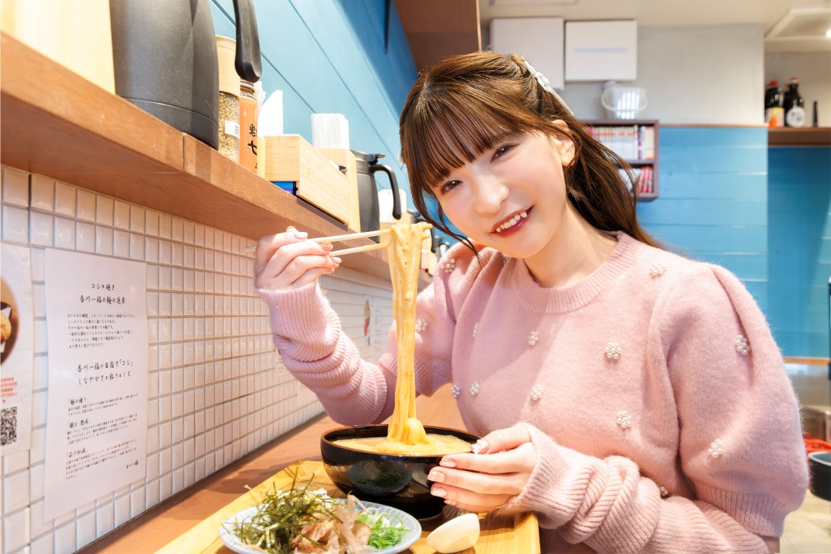 麺を持ち上げるもえあず