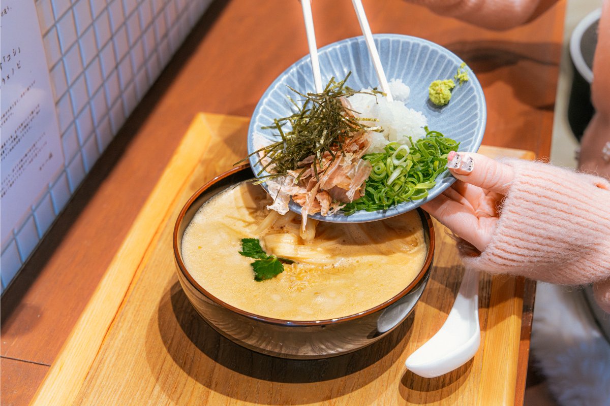 薬味を入れる様子