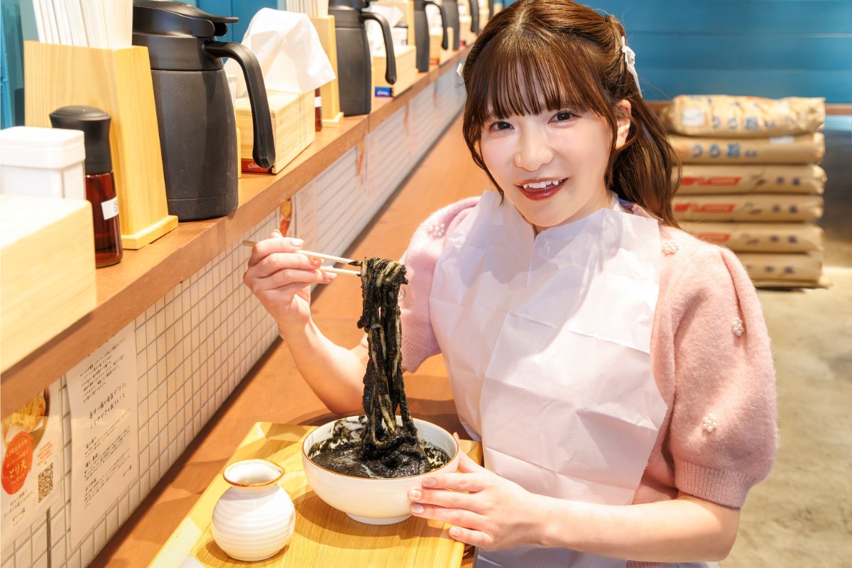 「ブラックカレーうどん」を食べる様子