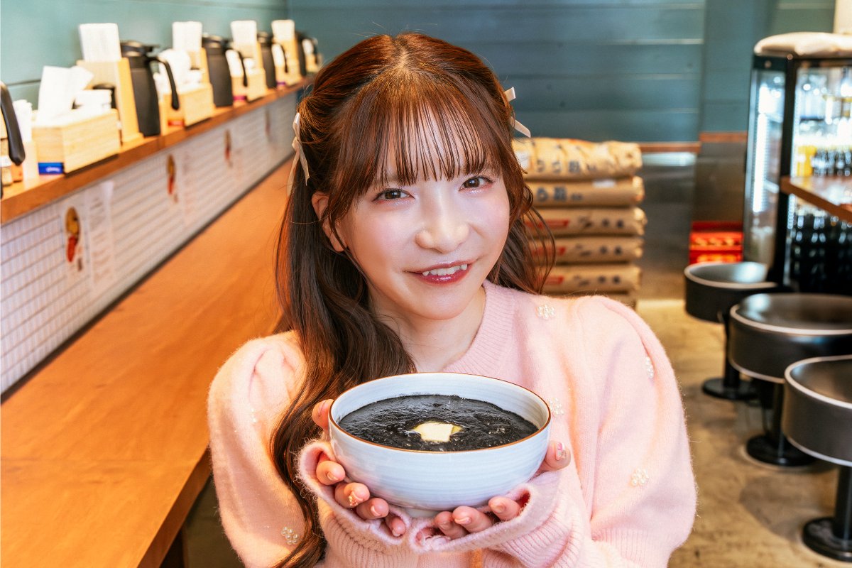 うどんを持つ様子