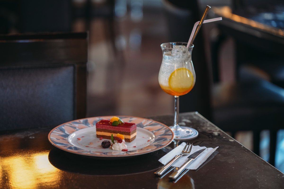 「カシスオランジェ」650円と「自家製レモネードのレモンスカッシュ」650円