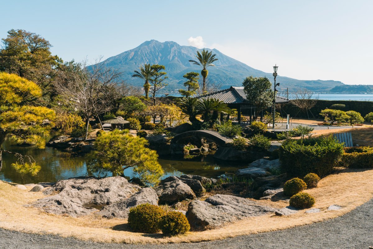 桜島と錦江湾を借景する御庭。鶴が羽を広げたような姿の石灯篭・鶴灯籠も