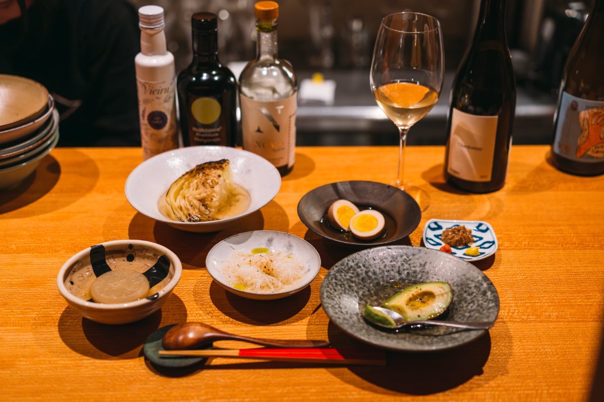 おでん焼きキャベツ」280円など、「ナチュラルワイン（グラス）」1000円～