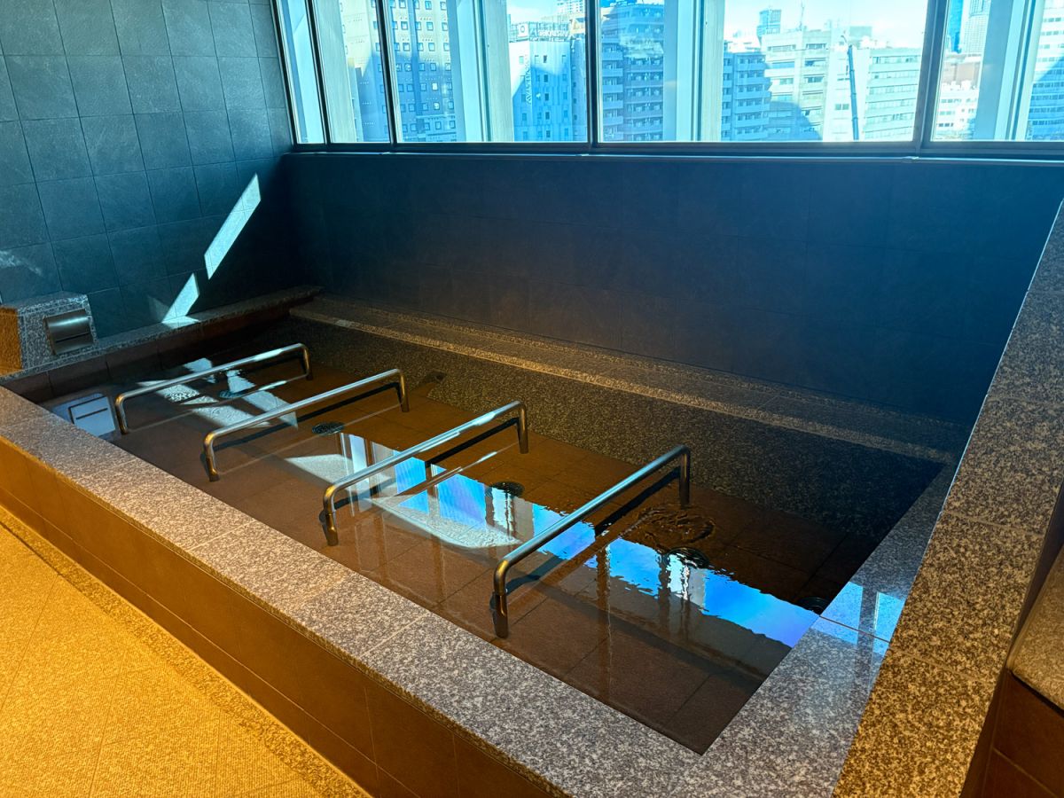 ゆったり横になれる水風呂スペースも！