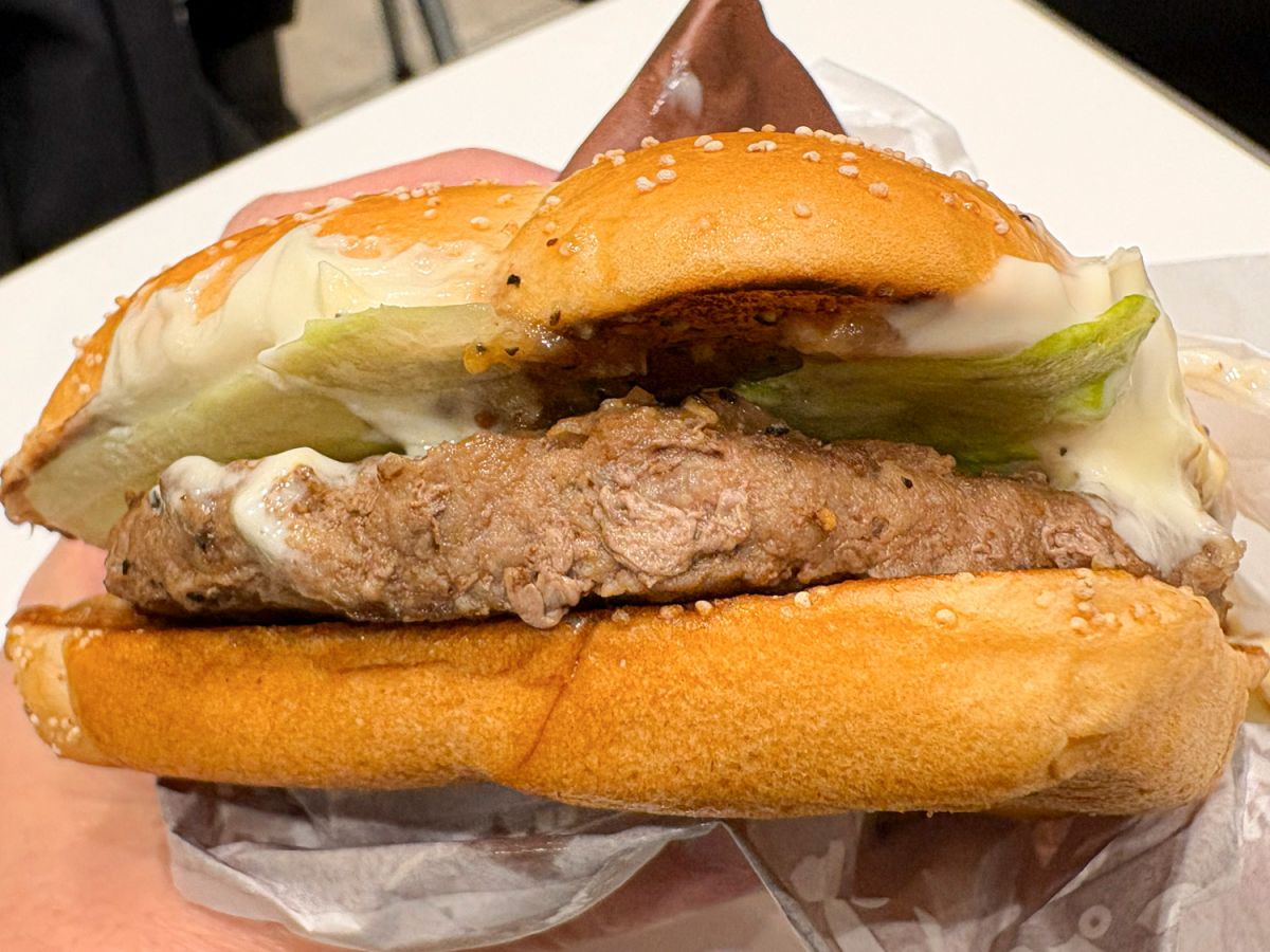 肉会う100％ビーフパティの存在感がすごい&hellip;&hellip;！