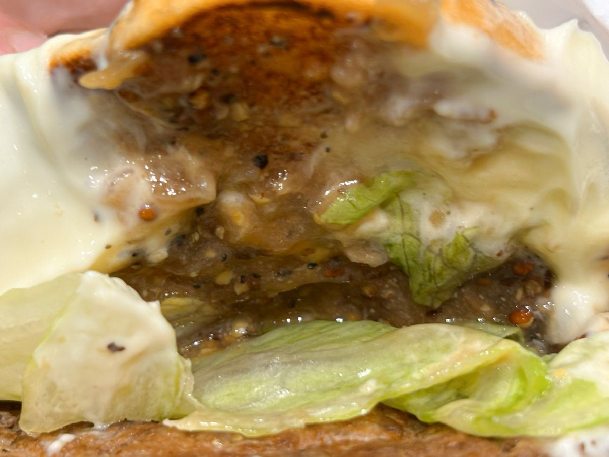 特製ソースが肉のおいしさを引き立てます！