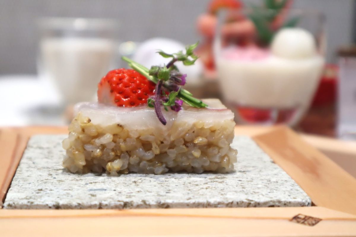 苺と昆布〆鯛の玄米押し寿司