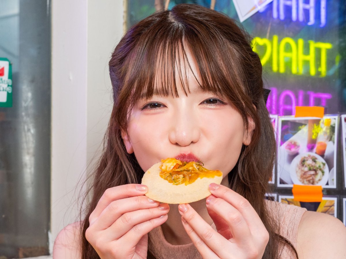 ミルクせんべいに乗せたもんじゃを食べる