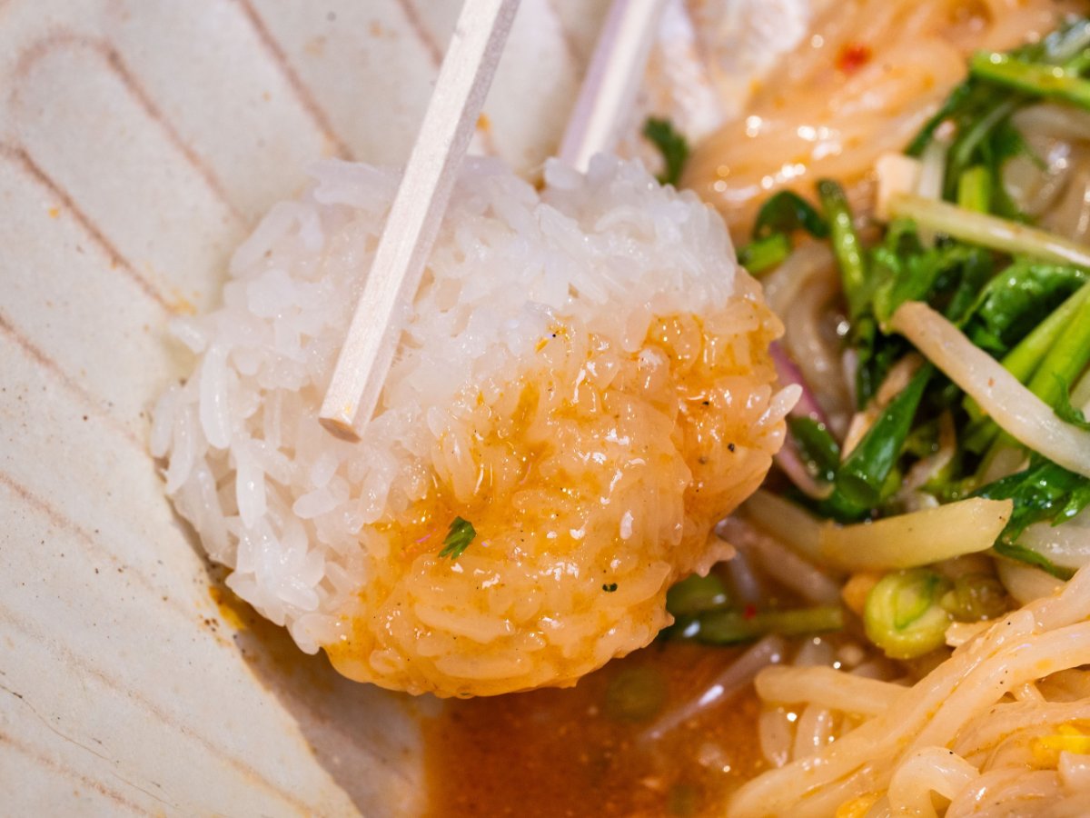 浸しているのは先ほどご紹介した「パクチースーラー麺」のスープ