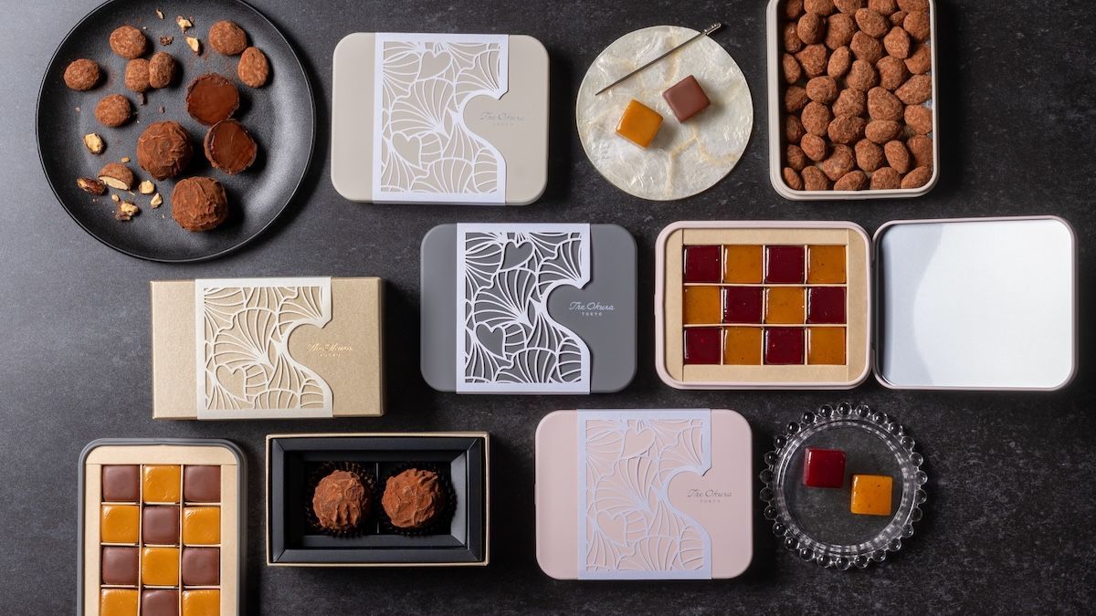 左から「キャラメルショコラ ノワール＆タヒチバニーユ」2種6個入り 3600円、「トリュフショコラ・オ・ロム」2個入り 2000円、「キャラメルフリュイ マンゴー＆フランボワーズ」2種6個入り 3600円、「アマンド ショコラ キャラメリゼ」3000円