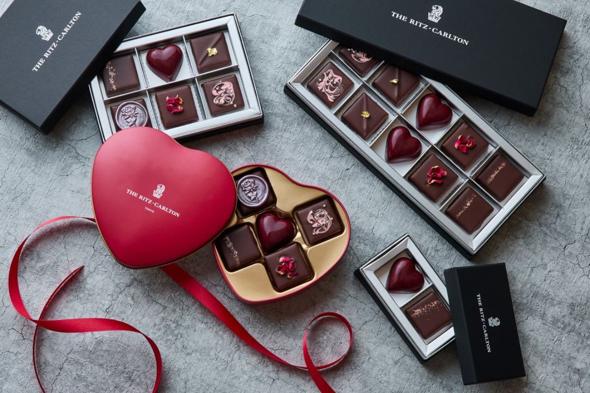 「ザ・リッツ・カールトン東京オリジナルバレンタインチョコレート」2個入り 2100円／5個入り 4700円 ※ハート缶入り／6個入り 4400円／10個入り 5500円