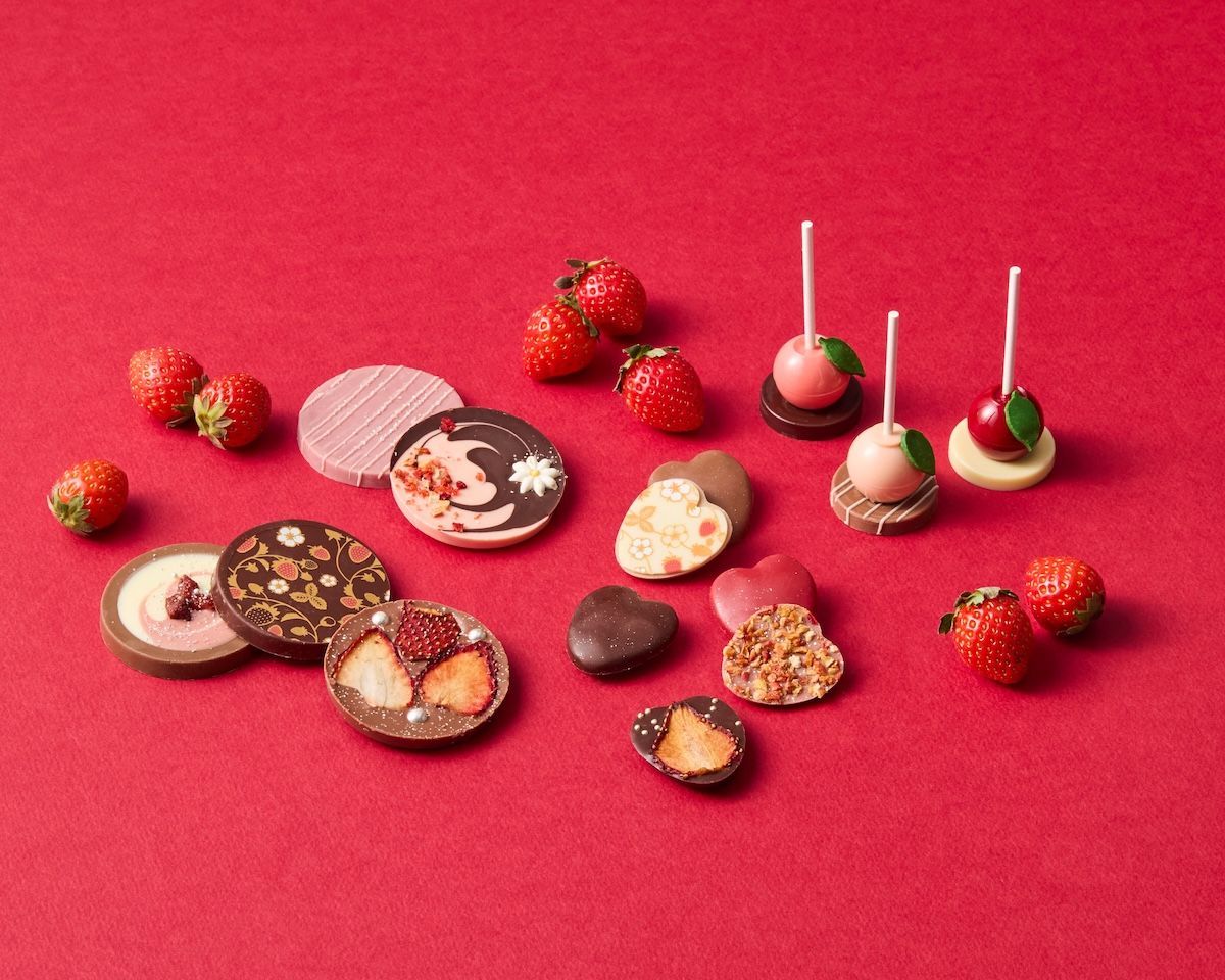 左から「苺のパレショコラ」2160円、「苺のミニマンディアン」1404円、「苺ポップ」1620円