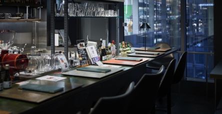 書店が運営するカフェ＆バー「SLow Page 麻布台ヒルズ店」で、こだわりドリンクと楽しむ読書時間