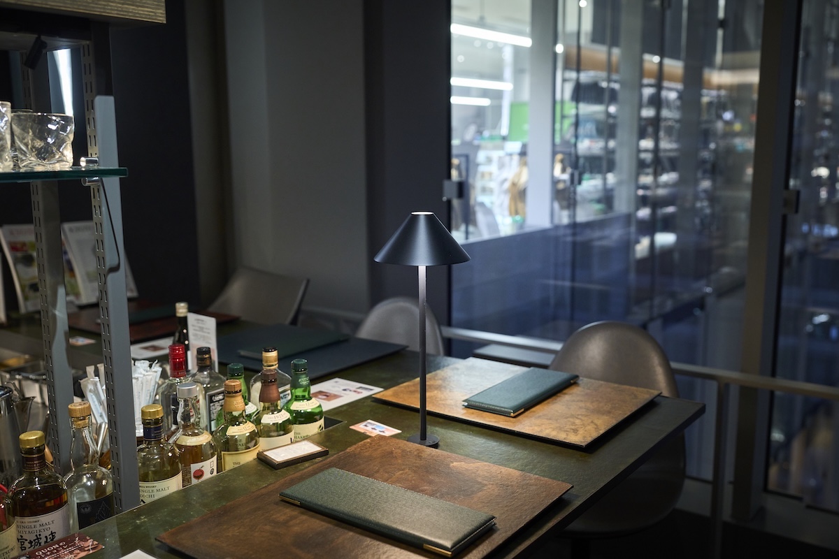 カウンター席はL字に並ぶ