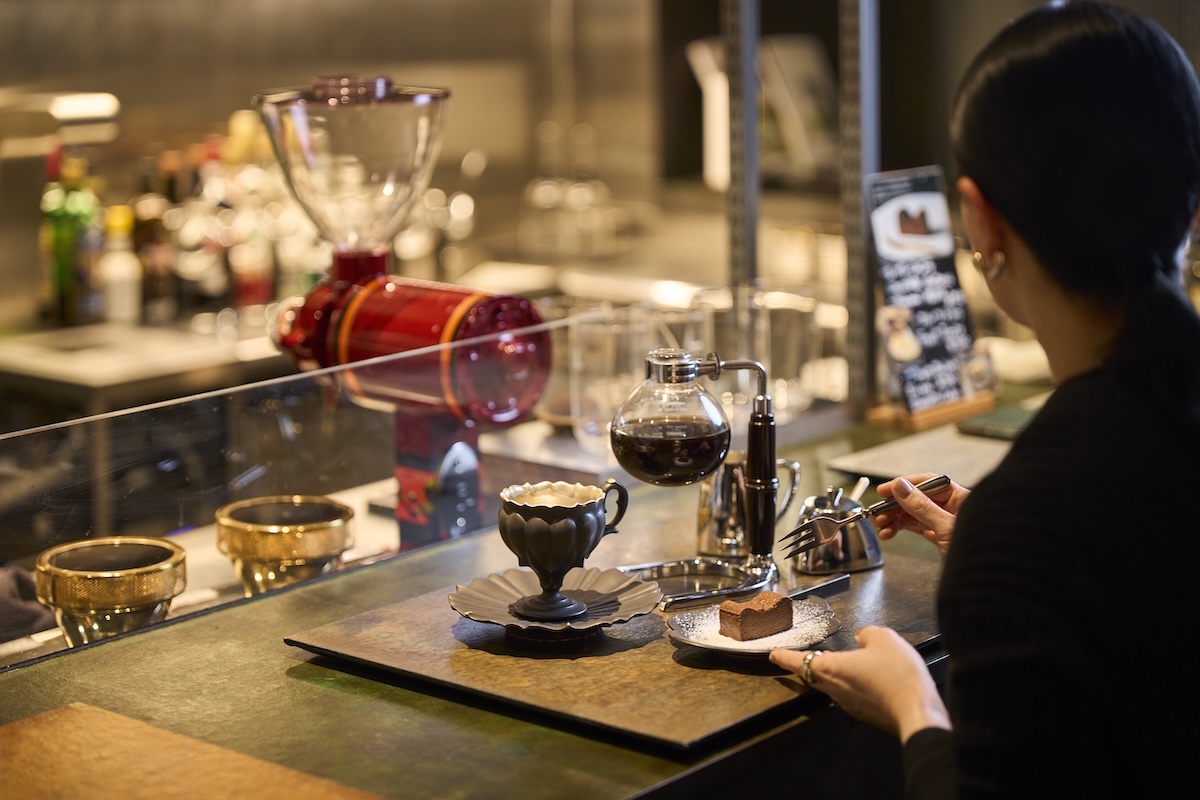 カウンター席で食事をしている
