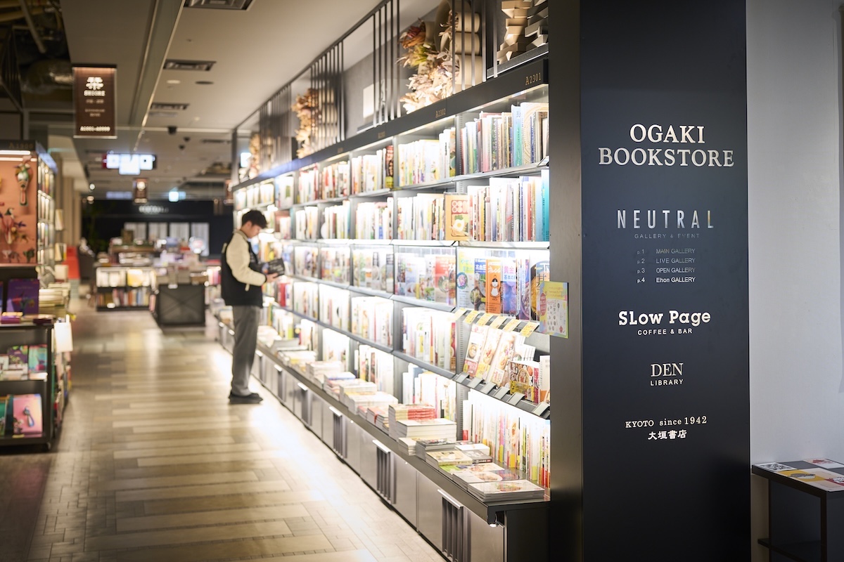 書棚にはラインライトが備わり、背表紙がきれいに浮かび上がる