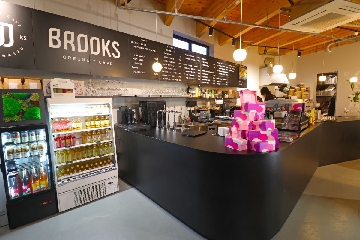 BROOKS GREENLIT CAFE