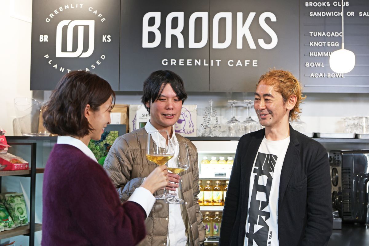 左からコンブチャを飲む安田美沙子さん、小倉ヒラクさん、コンブチャの製造・販売を行い「BROOKS GREENLIT CAFE」を運営する大泉寛太郎さん