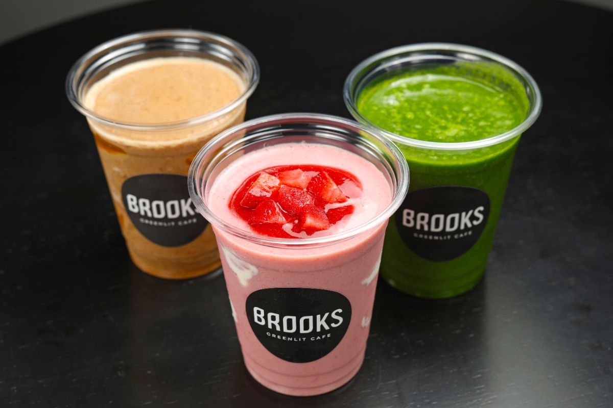 写真：コンブチャ・スムージー　中央から時計回りにスムージー「ベリードリーミー」、「FMP（発酵モカプロテイン）」、「グリーンリット」