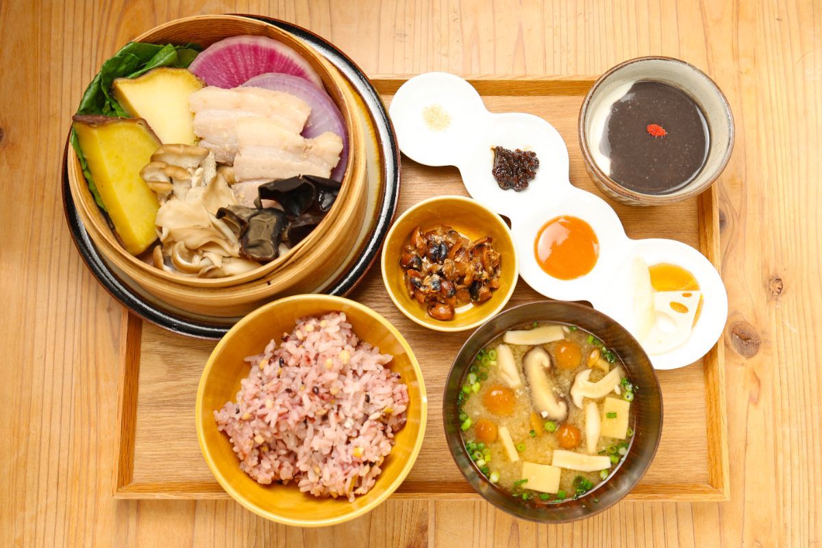 越前漆器や常滑焼など、民藝の食器でいただく「民藝を食べる定食」