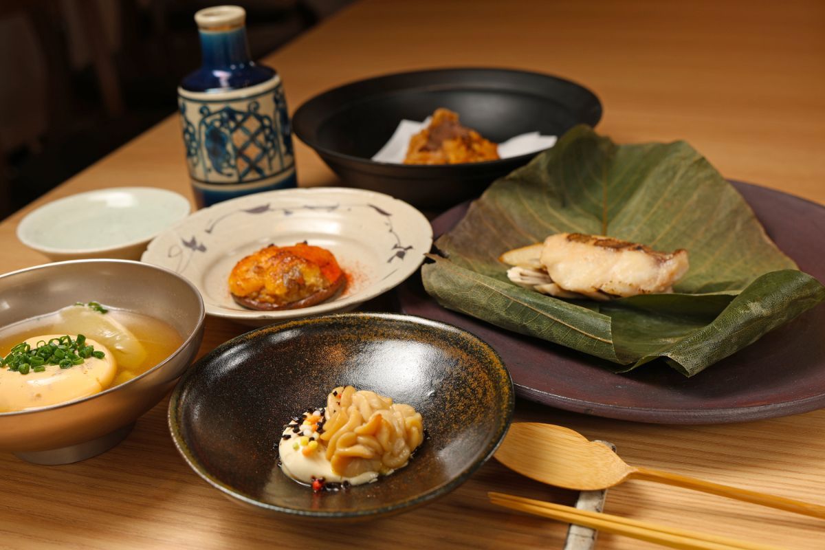 「namida小会席コース」。取材時のメニューは写真手前から時計回りに「雲子 柚庵漬け/裏漉し豆腐の醤油粕スモーク」、「すっぽん 玉地蒸し」、「鹿 発酵トマト漬け カツレツ」、「山装ふ」燗酒、「椎茸 かくや詰め焼き 玉もと」、「魚 味噌漬け 青朴葉焼き」