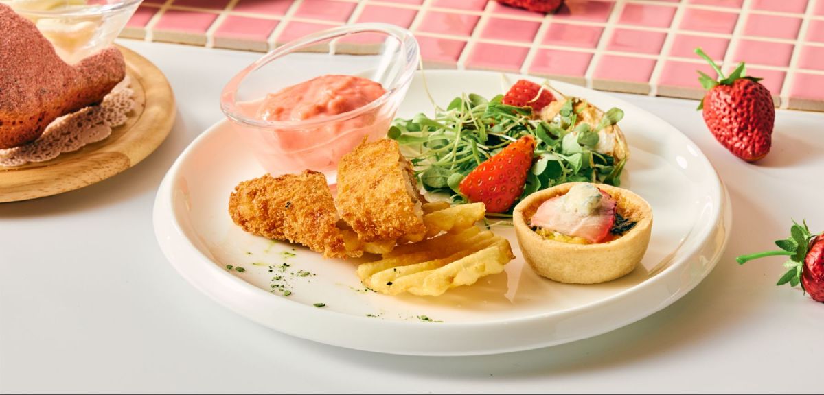 （左）「フィッシュアンドチップス　苺タルタルソース添え」（奥）「ストロベリーグリーンサラダ」（右）「苺とほうれん草のキッシュ」