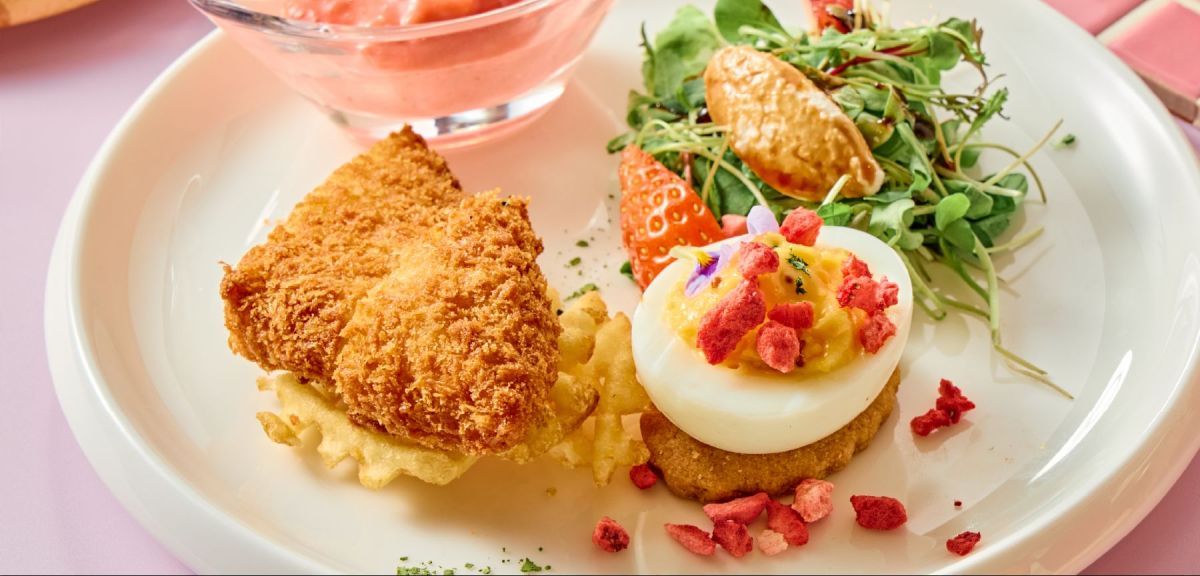 （左）「フィッシュアンドチップス　苺タルタルソース添え」（奥）「ストロベリーグリーンサラダ」（右）「ストロベリー・デビルドエッグ」