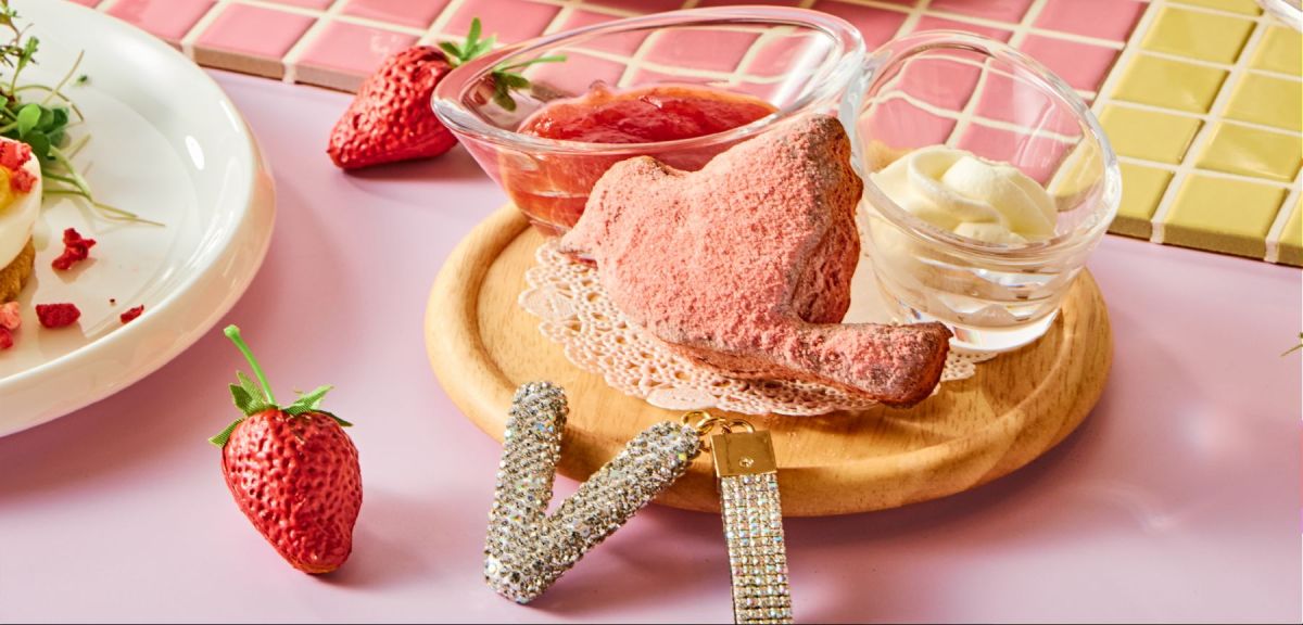 淡いピンク色が華やかな「いちごことりスコーン」。練乳バタークリームといちごジャム添え